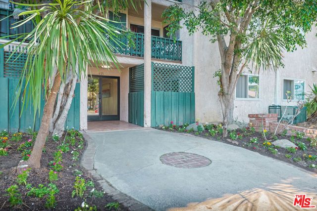 6121 Woodman Avenue, Van Nuys (los Angeles), CA 91401