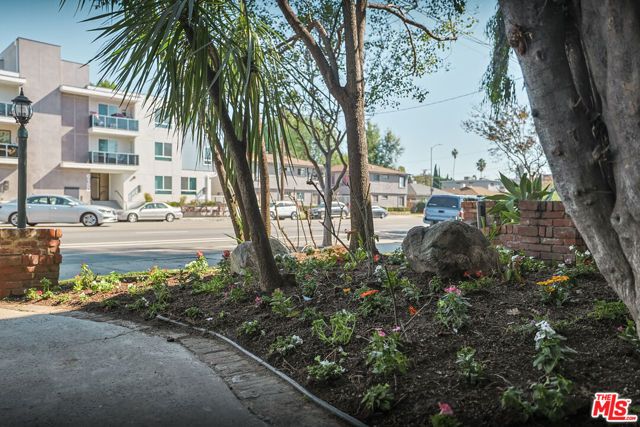 6121 Woodman Avenue, Van Nuys (los Angeles), CA 91401