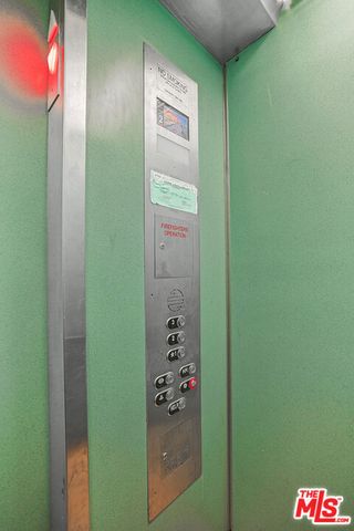 6121 Woodman Avenue, Van Nuys (los Angeles), CA 91401