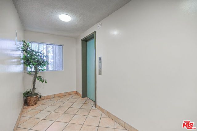 6121 Woodman Avenue, Van Nuys (los Angeles), CA 91401