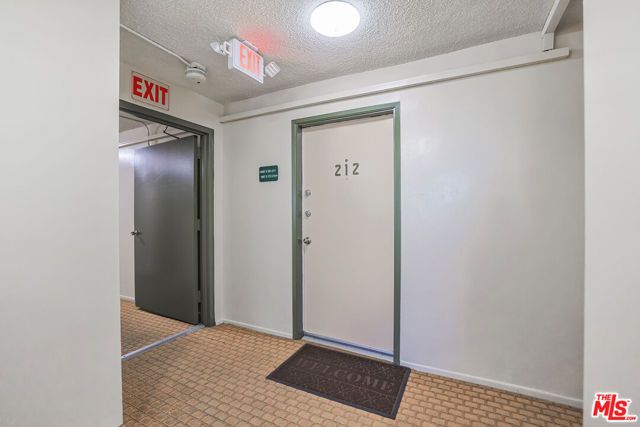 6121 Woodman Avenue, Van Nuys (los Angeles), CA 91401