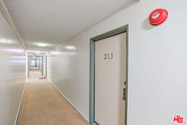 6121 Woodman Avenue, Van Nuys (los Angeles), CA 91401