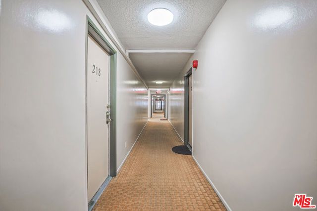 6121 Woodman Avenue, Van Nuys (los Angeles), CA 91401