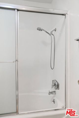 6121 Woodman Avenue, Van Nuys (los Angeles), CA 91401