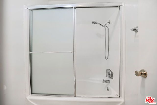 6121 Woodman Avenue, Van Nuys (los Angeles), CA 91401