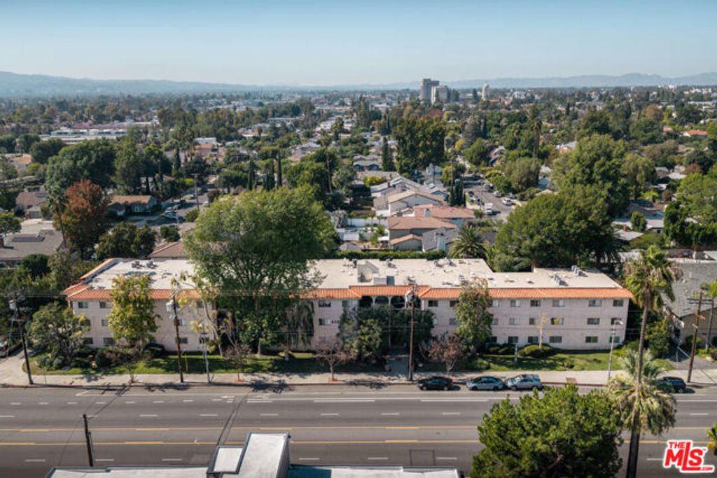6121 Woodman Avenue, Van Nuys (los Angeles), CA 91401