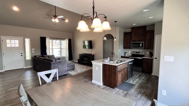 946 CYPRESS DR, Canyon Lake, TX 78133