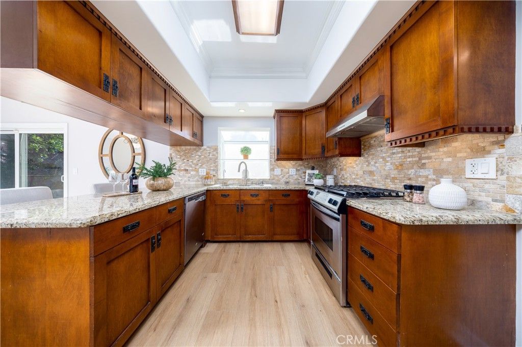 Image 14 of property listing at 134 S Greenwood, Pasadena, CA 91107