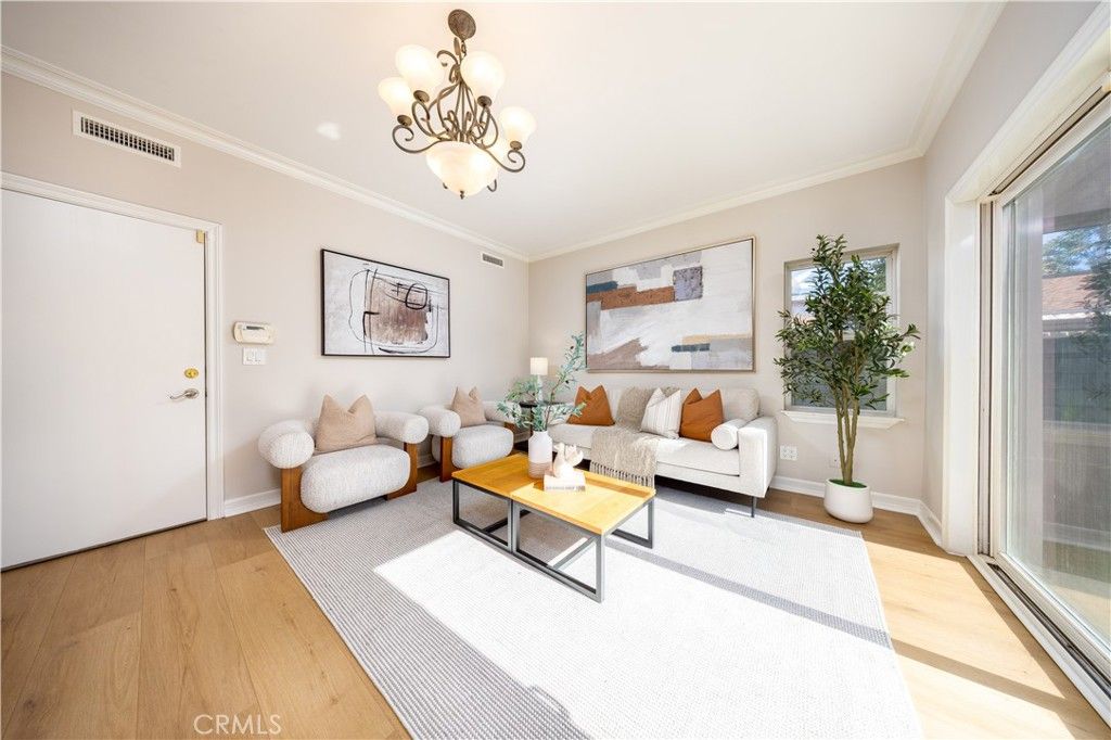 Image 17 of property listing at 134 S Greenwood, Pasadena, CA 91107