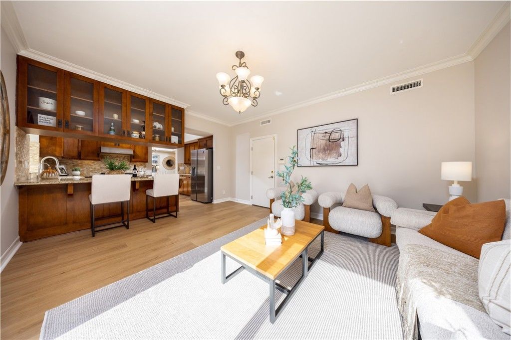 Image 18 of property listing at 134 S Greenwood, Pasadena, CA 91107