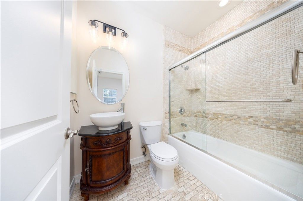 Image 25 of property listing at 134 S Greenwood, Pasadena, CA 91107
