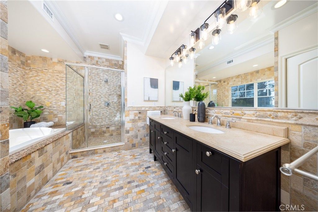 Image 30 of property listing at 134 S Greenwood, Pasadena, CA 91107