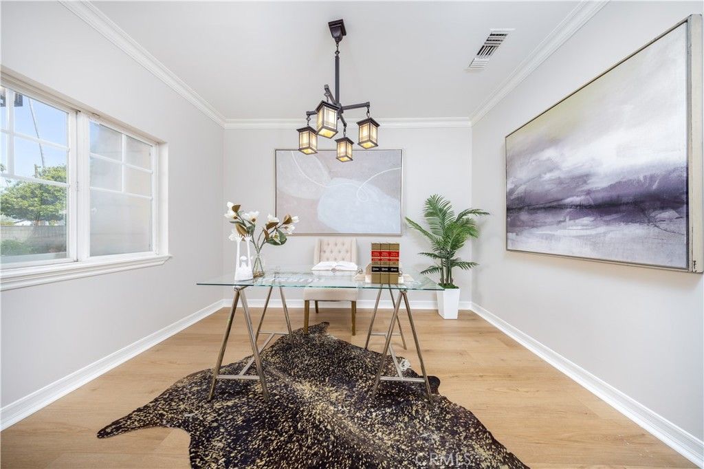 Image 4 of property listing at 134 S Greenwood, Pasadena, CA 91107