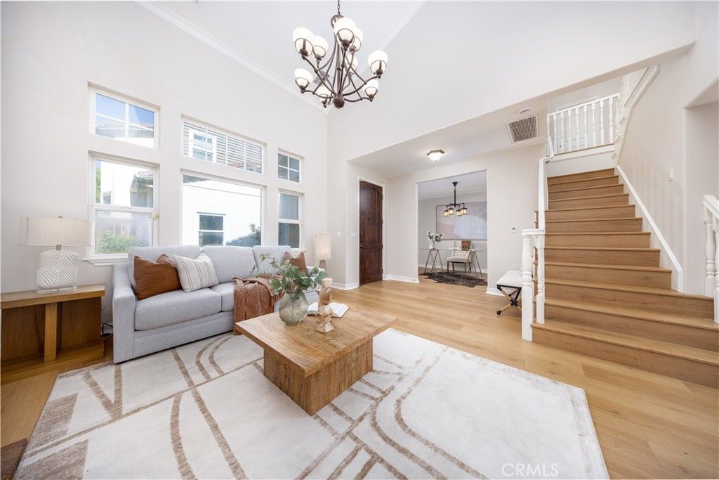 Image 7 of property listing at 134 S Greenwood, Pasadena, CA 91107