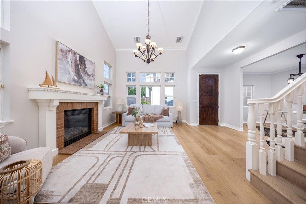 Image 9 of property listing at 134 S Greenwood, Pasadena, CA 91107