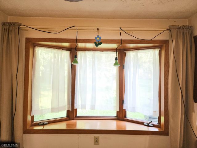 635 Hillcrest Road NE, Hutchinson, MN 55350