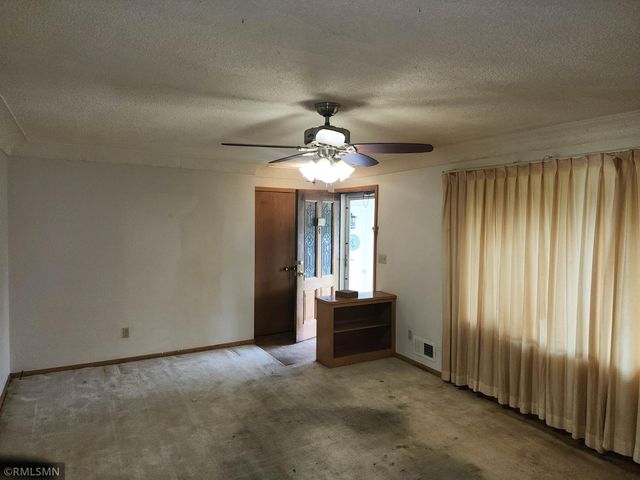 635 Hillcrest Road NE, Hutchinson, MN 55350