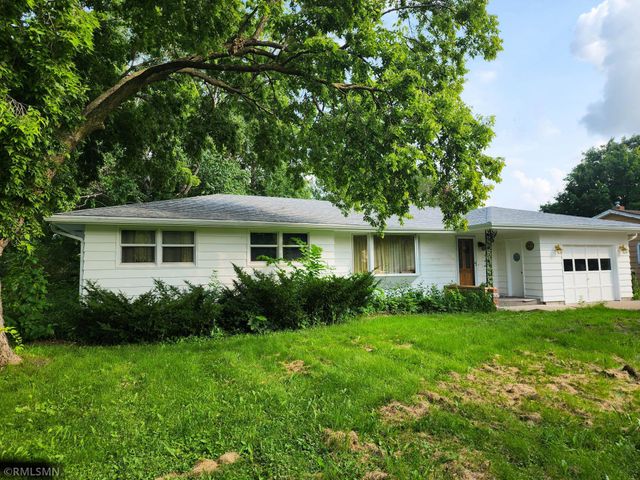 635 Hillcrest Road NE, Hutchinson, MN 55350