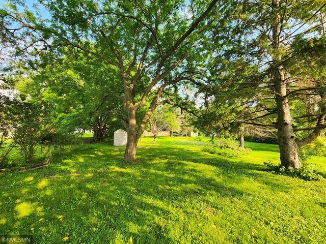 635 Hillcrest Road NE, Hutchinson, MN 55350