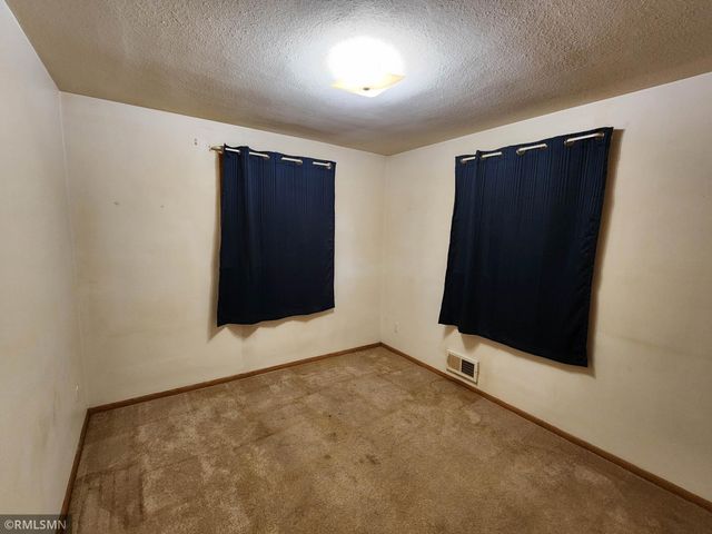 635 Hillcrest Road NE, Hutchinson, MN 55350