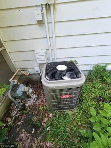 635 Hillcrest Road NE, Hutchinson, MN 55350