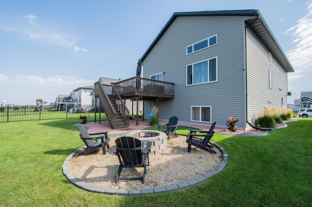 319 6th Street E, Horace, ND 58047