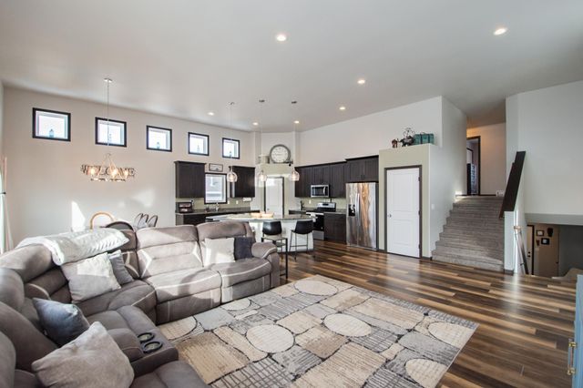 319 6th Street E, Horace, ND 58047