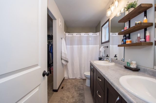 319 6th Street E, Horace, ND 58047