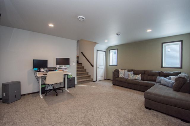 319 6th Street E, Horace, ND 58047