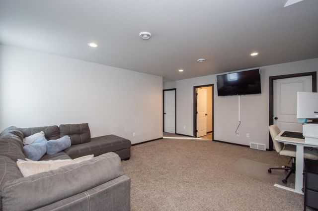 319 6th Street E, Horace, ND 58047