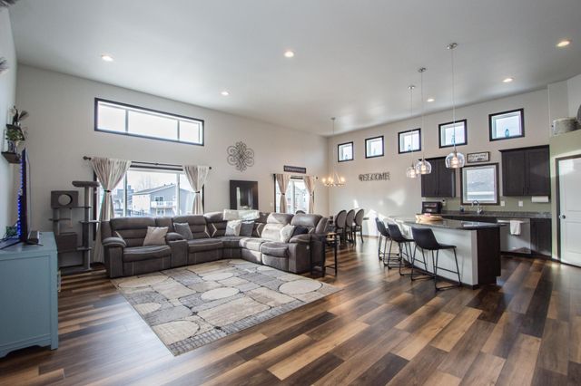 319 6th Street E, Horace, ND 58047