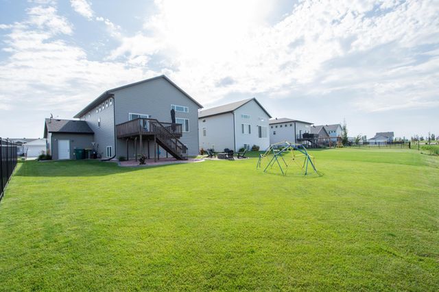 319 6th Street E, Horace, ND 58047