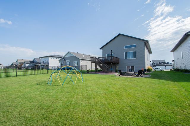 319 6th Street E, Horace, ND 58047