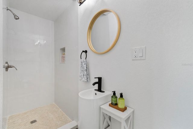 2402 W CYPRESS STREET, Tampa, FL 33609