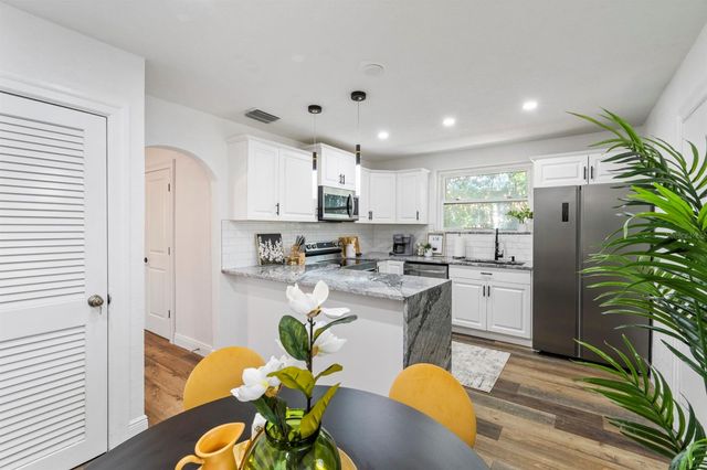2402 W CYPRESS STREET, Tampa, FL 33609
