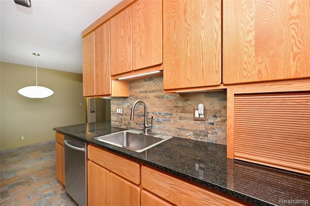 2820 Woodslee Drive 410, Royal Oak, MI 48073