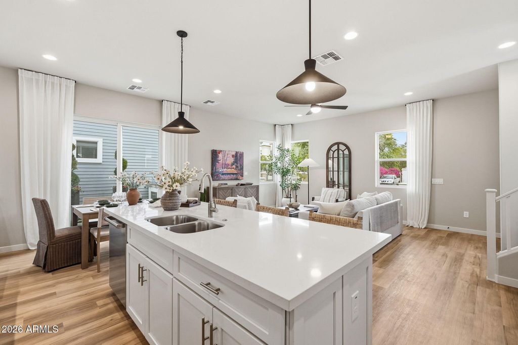 Image 10 of property listing at 134 W HOLCOMB Lane, Phoenix, AZ 85003