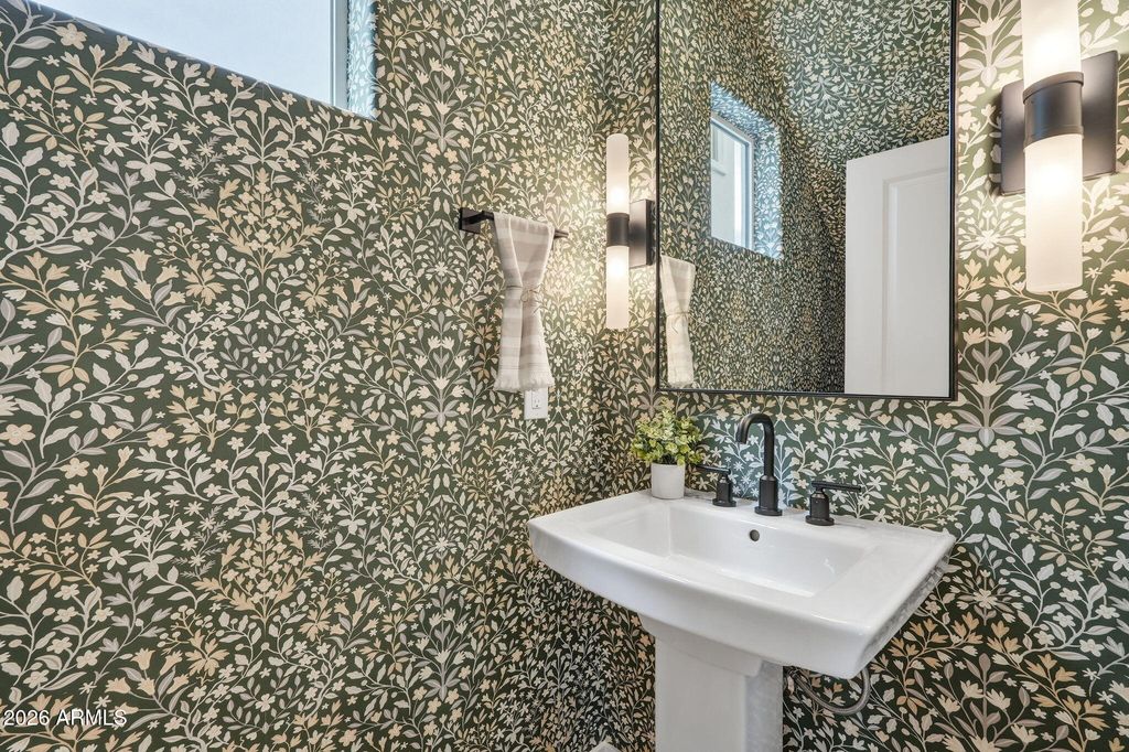 Image 15 of property listing at 134 W HOLCOMB Lane, Phoenix, AZ 85003
