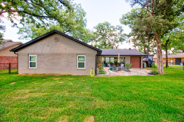 1118 Kiowa Drive W, Gainesville, TX 76240
