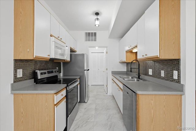 1980 Monarch Drive 23, Shelby Charter Township, MI 48316