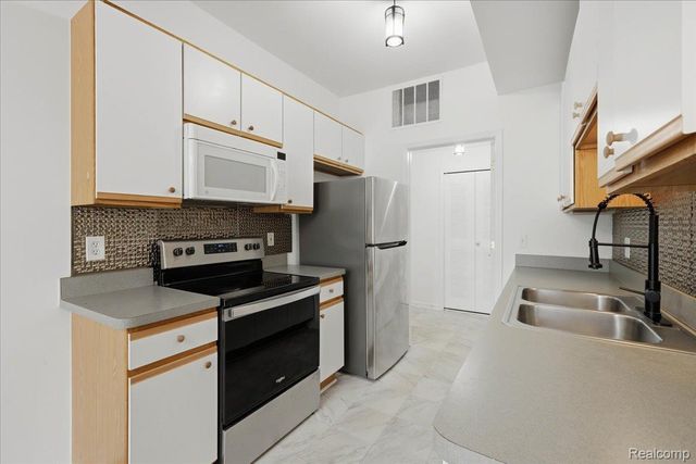 1980 Monarch Drive 23, Shelby Charter Township, MI 48316