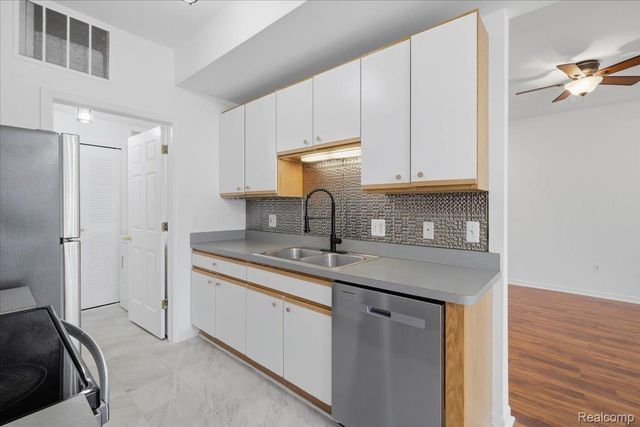 1980 Monarch Drive 23, Shelby Charter Township, MI 48316