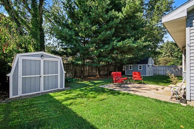 2162 Pinewood Street, Jenison, MI 49428