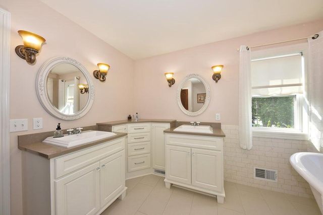 W269N2762 Lelah AVENUE, Pewaukee, WI 53072