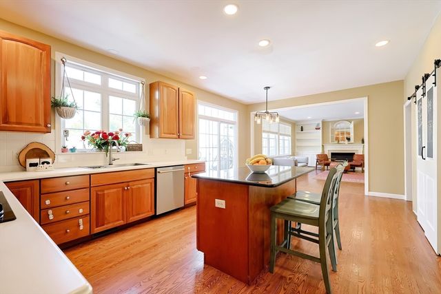 1 Honeysuckle Cir, Hopkinton, MA 01748