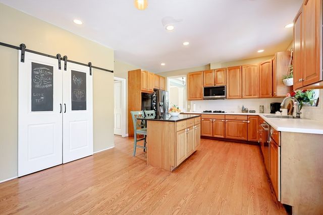 1 Honeysuckle Cir, Hopkinton, MA 01748