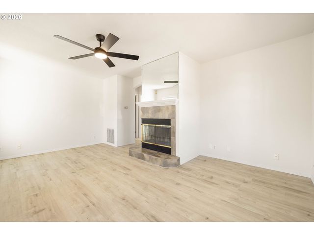 7040 N LOMBARD St, Portland, OR 97203