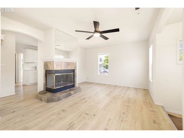 7040 N LOMBARD St, Portland, OR 97203