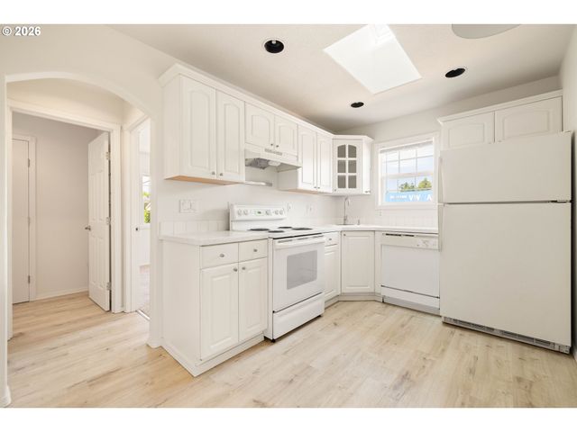 7040 N LOMBARD St, Portland, OR 97203