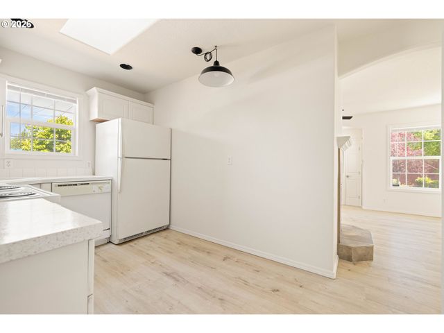 7040 N LOMBARD St, Portland, OR 97203